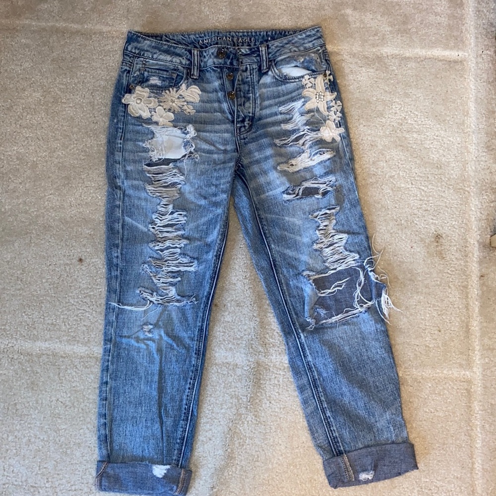American Eagle hi-rise Tomgirl ripped jeans. Flower embroidery and crop bottom.
